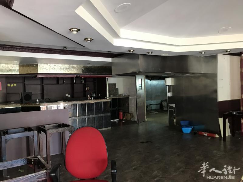 餐馆出租 MEAUX 市中心 法院对面 三岔路口 300多平方 房租3750€