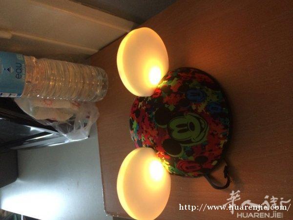 卖小孩帽子€10，运动机和运动气球€30，小孩拼图片€20