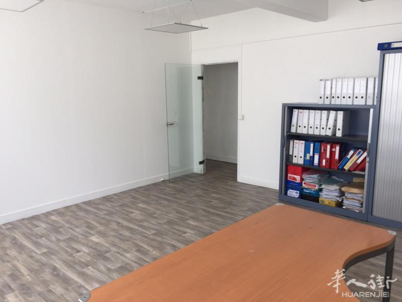 BOURGET 机场对面新装修办公司出租，带基本办公用品，干净整洁带大窗户* option 仓库*