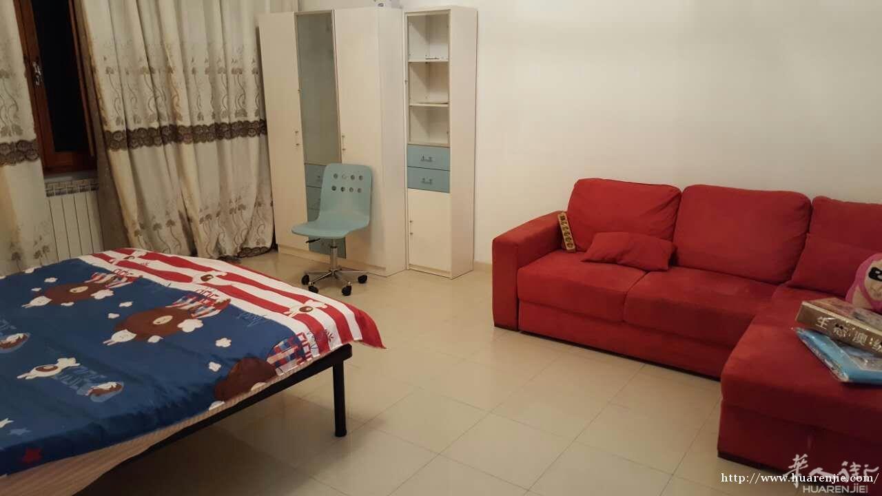 中意超市附近有工厂搭铺住家近