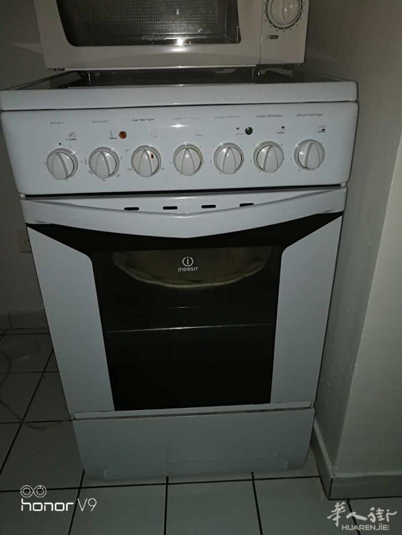 家庭生活用品大甩卖床，沙发，各100欧，带烤箱的炉子100欧，微波炉新3个月30欧送盖子，新桌子带4把椅子50欧