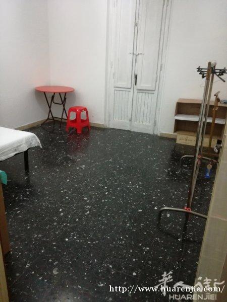 大警察局附近开车3分钟有一大房间带阳台搭铺，住家环境好。