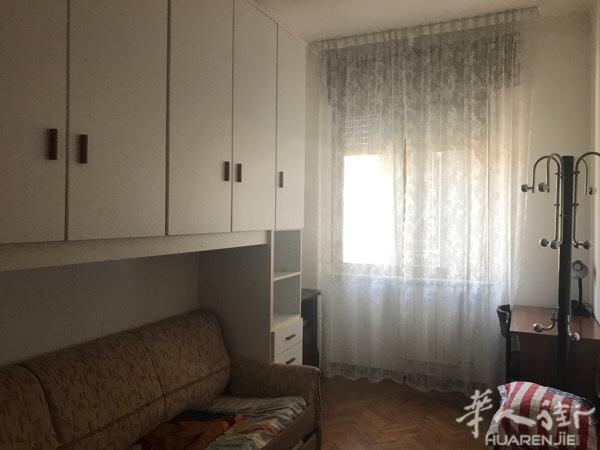 在via padova 附近有一个房间搭铺，有意者