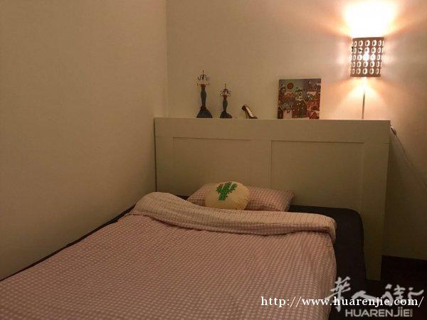 rinitat vella 位置出售房子一套barcelona市内区分 1/3/4路地铁，房东直卖，一室一厅一书房，室内68平 ，室外带个10平院子，带家具