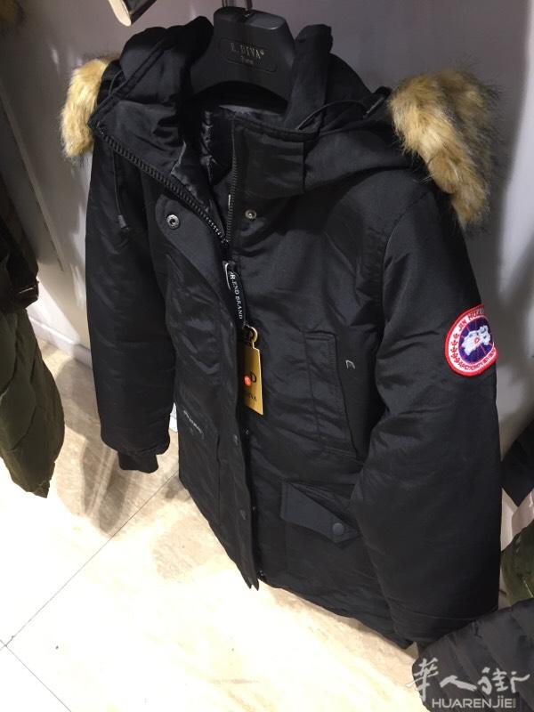 出售。女生羽绒服带毛领。     尺码 有S M