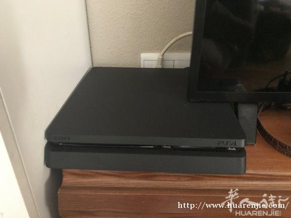 32寸philips电视，500的ps4，两个手柄，五盘新游戏，几乎全新，买了没怎么玩，包装都在，求带走，送470欧，自取450欧。马德里。微信：zhuzhiy