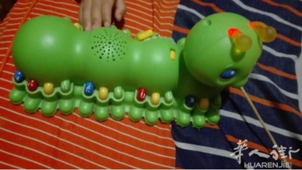 因为要搬家所以便宜甩钢琴5欧下面转转4欧小bb床头