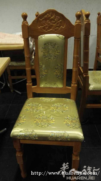 60欧一套每个桌子80乘80配2椅子，饭店用一共15套，马德里fuencarral pueblo 自取。电话：675290067 微信：cherryspain