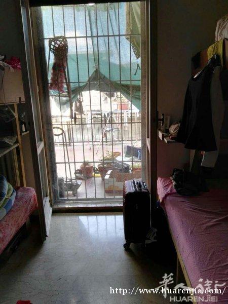 本搭铺招长期短期有工作的男女不限，一日三餐环境好，交通方便。男女分开住，三个夫妻间，有暖气，有空调，有网络