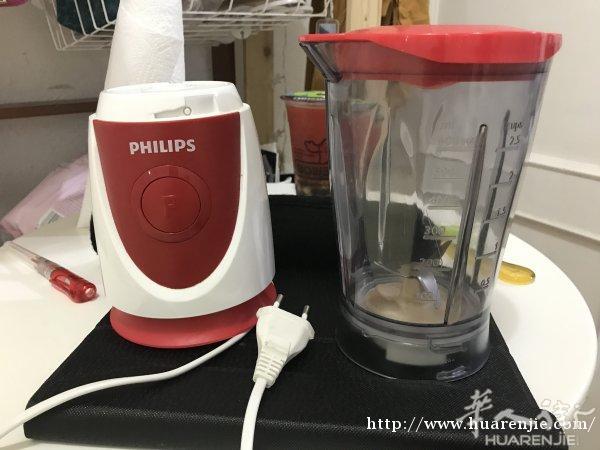 再出一个榨汁机，购买于2015年11月，但是只集中用过半年，一直闲置，依然很好用的～!家里东西太多，放不下了，原40欧亚马逊购入，现15欧出，可小刀