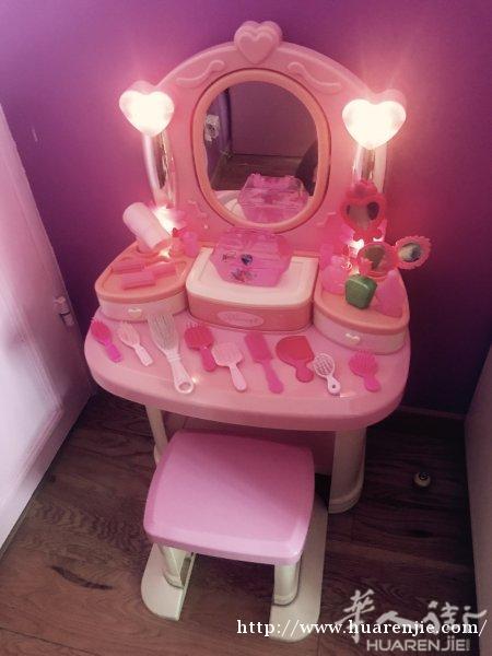 出售小孩玩具音乐梳妆台连小登送一套梳妆用品20欧。另脚踏车10欧