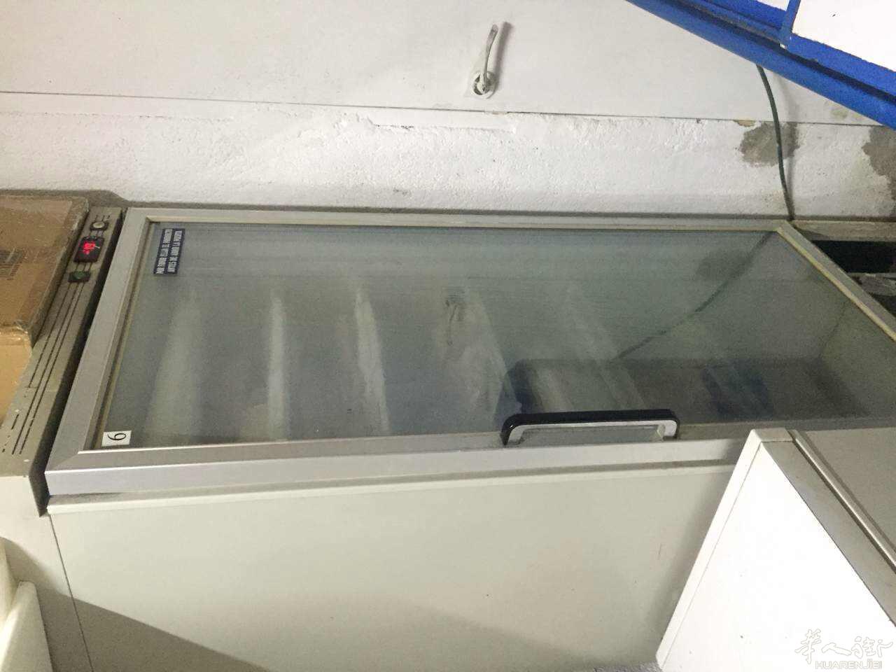 巴塞罗那，玻璃门硬冰冰箱：200欧，联系电话：658318490