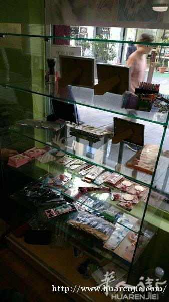 马德里转让玻璃架，长150cm 宽50高170，有拉门，150e，微信：v76866402