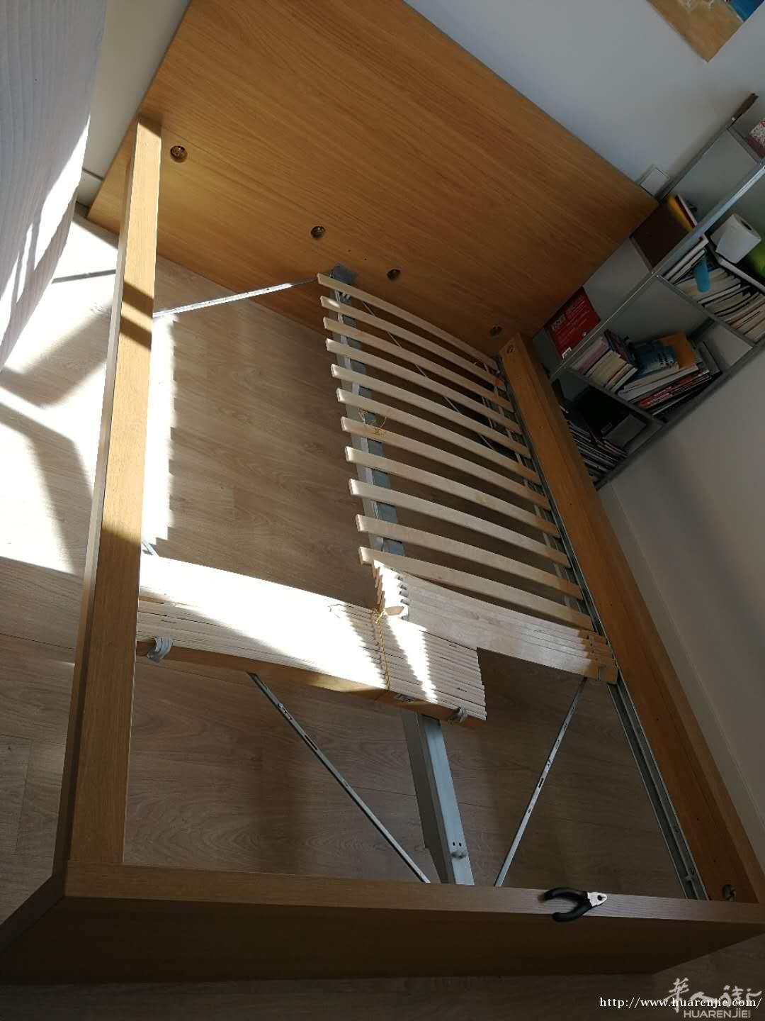 马德里转1.5米双人大木床，送床垫，自取自提，有意微信：VANESSA_WT