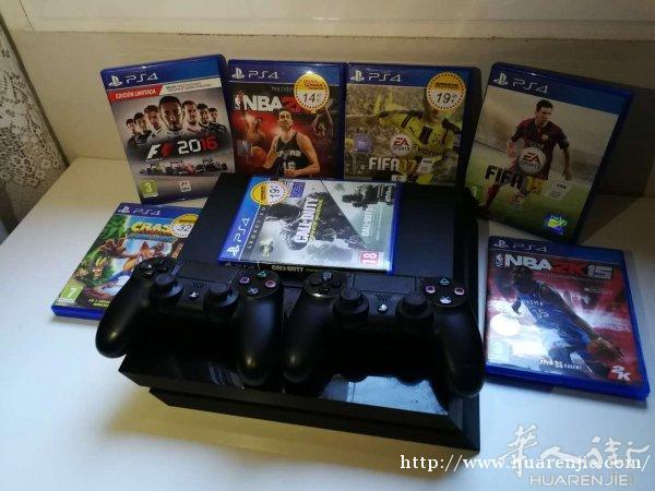 出手一台ps4 附带两个手柄和一些游戏光盘