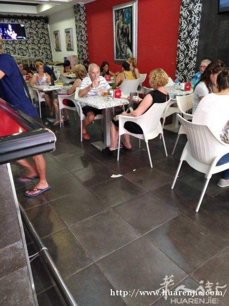 酒吧转让，在alicante地区证照齐全，面积110 平米，全年terraZa10张桌，租金750欧元己加iva, 夏季有二万多欧营业客，冬季一万三左右