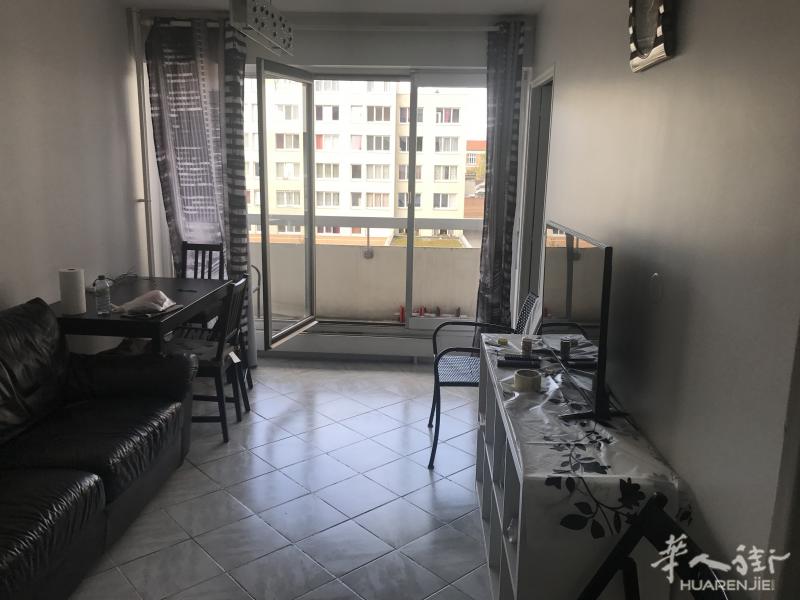 19区Crimee吉房出租,地铁7号线就在小区门口,房子面积39M2(一房,一厅,独立厨房,独立大浴室,独立卫生间,6米大阳台,有车位,中央供暖,有电梯)