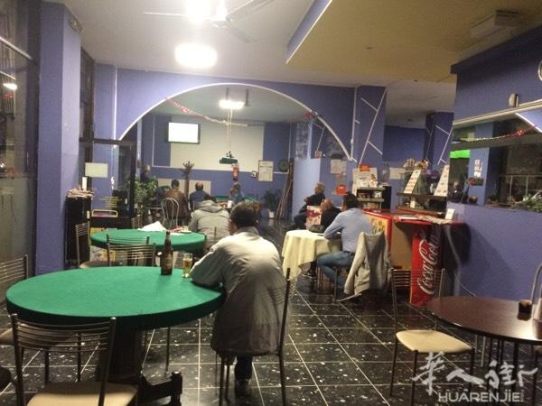 酒吧急转让，位置好都灵市内，对面大公司8台老虎机现