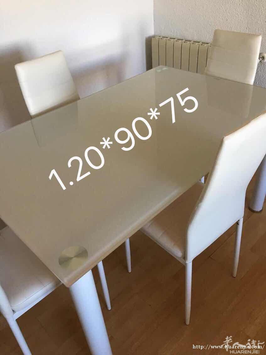出售闲置家用餐桌，餐椅四张，买来未使用过，全新！1.2*90*75，老外店里购买，质量好，购入价349，现折价200欧出，有意者请联系，马德里郊区上门自取