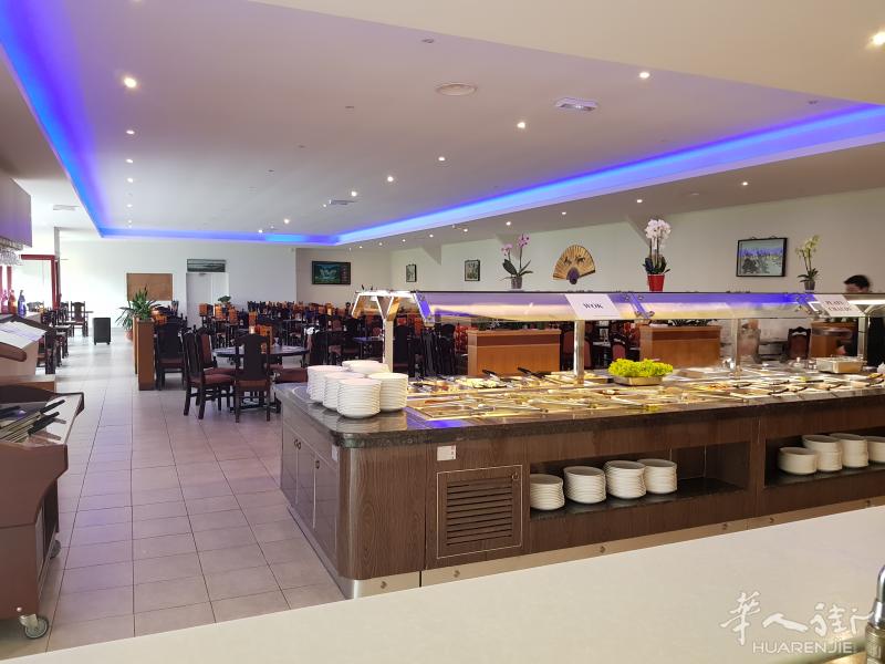 50200独家自动餐带wok出让.有6房可住.私人停车场.饭店有180位.生意稳定.适合家式  .因为本人另有发展，尤其是股东不合，有意请电0621953540