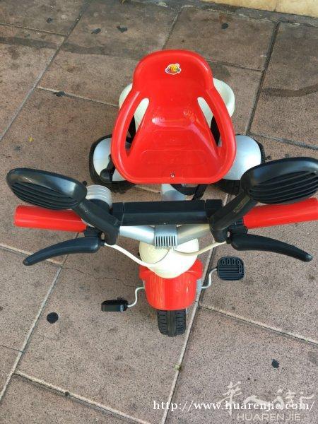 全新儿童三轮车，车上坐椅，便宜卖，两样东西100欧元。地点：马德里，有意者私聊。电话：647839688
