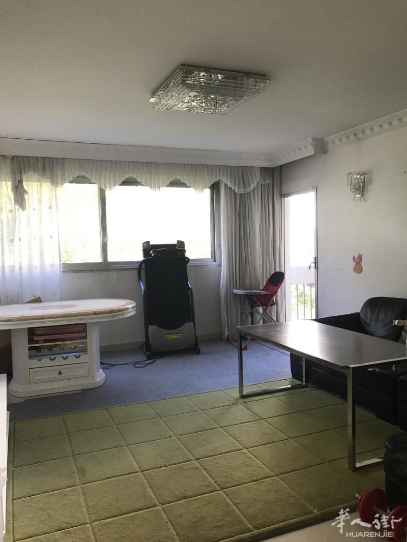 LA COURNEUVE 2 RES DU PARC （6 RUOTE）有一套75平方出售.2房1厅+1小房间
