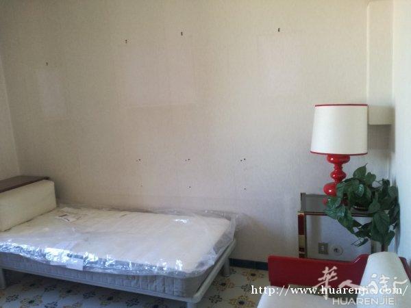 A线furio Camillo地铁口十米处有一大房间出租