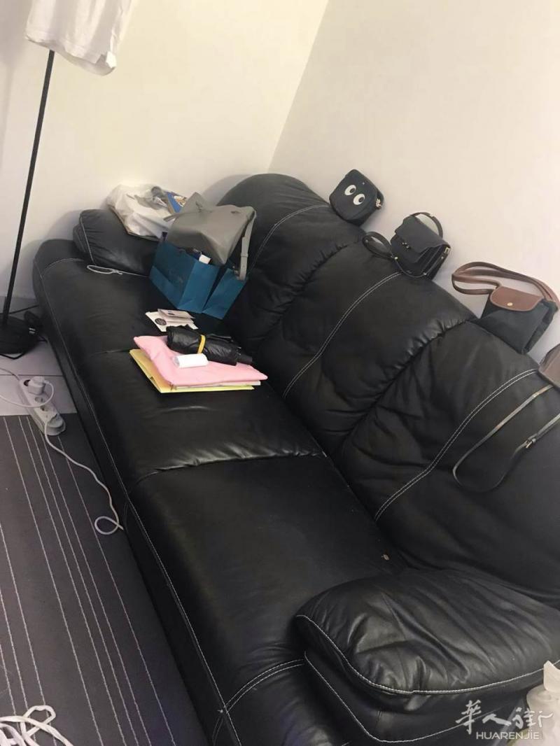房子是两层maison ,在nanterre ville RER a线附近，要出租得是一楼得房间，17平和洗手间，楼上是两个上学的室友，人很好。房东人也特别ni