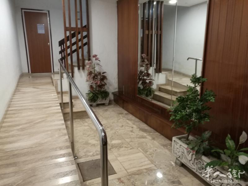 巴塞市中心近西班牙广场全新装修三室一厅销售