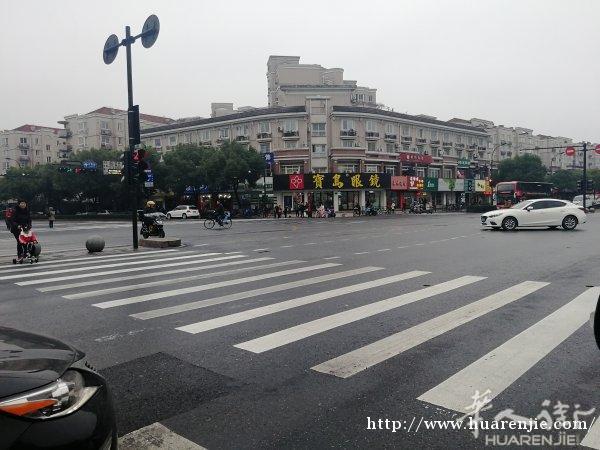 西湖区十字路口大转角，现在做宝岛眼镜，租金45万