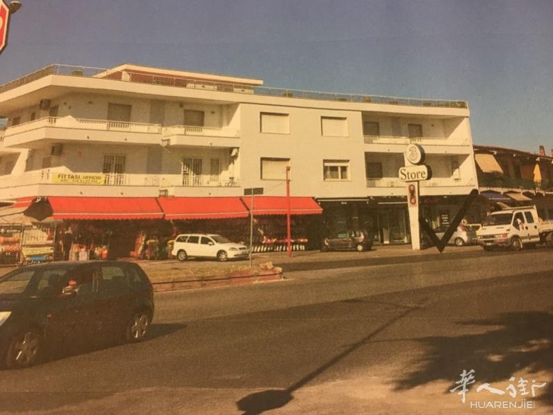 临街商用房(有橱窗、后方空地)