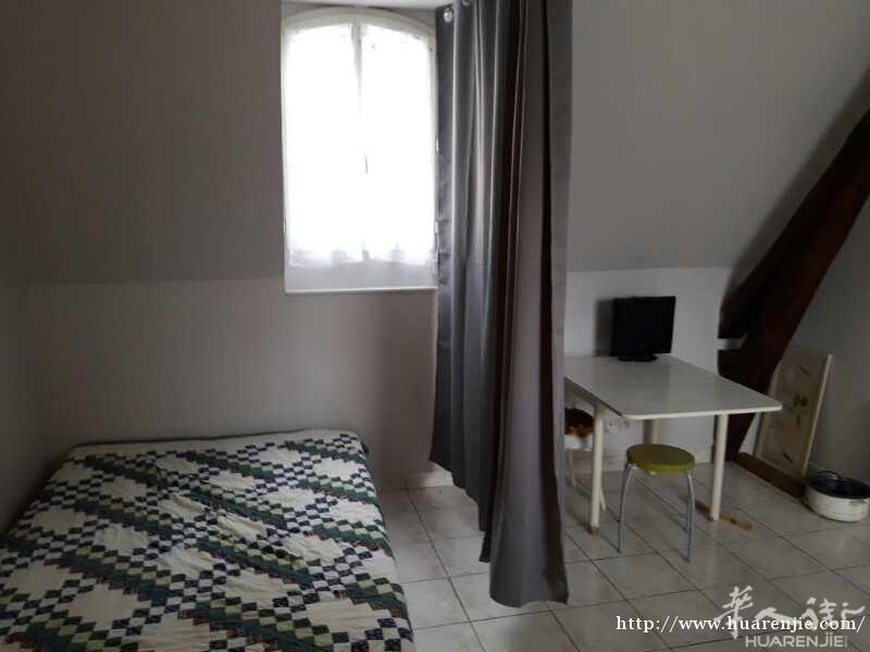 77区studio 出租 Fontainebleau（枫丹白露）火车站边，步行5分钟，20平方，1楼新油漆，带家具，480欧/月，意者电：0762928989