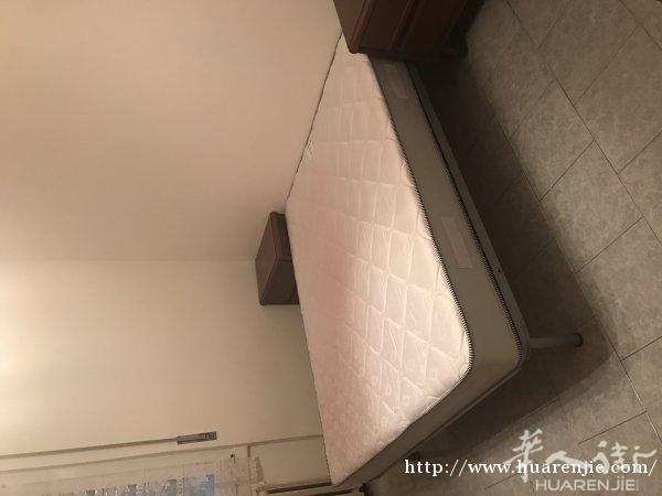 comasina近地铁口，楼下有小公司，有bus41路和52路