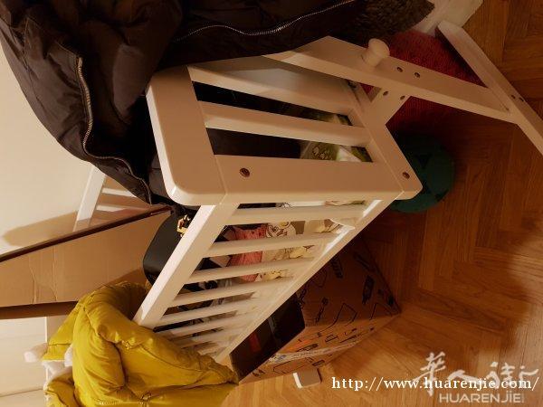 新生儿床可摇动的。送床垫和床单