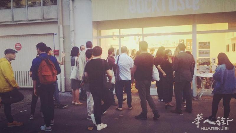 11区正地铁口全落地橱窗店铺出租，无中介，可卖饮品简餐可申terrasse