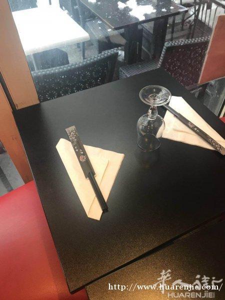 餐馆装修 要转卖一批桌椅 .22张椅子 14张桌子 2张长椅 . 外有一个冰柜. 价格面议.联系方式0643378319
