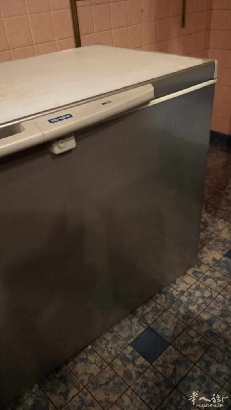 便宜冷冻柜 长1米40，只用了几个月，保养得很好。让400€，意者可议价