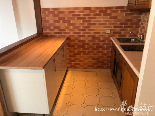 一房一厅租金850可申请房补  近车站 有花院 无中介费