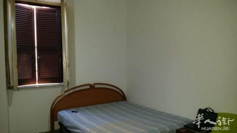 罗马C线地铁口，【】有大,小房间出租…房租便宜，家具齐，有网络，房东好说话……