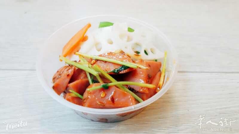 帅弟盒饭 开张了。 7欧元。两荤两素。还有一个沙拉