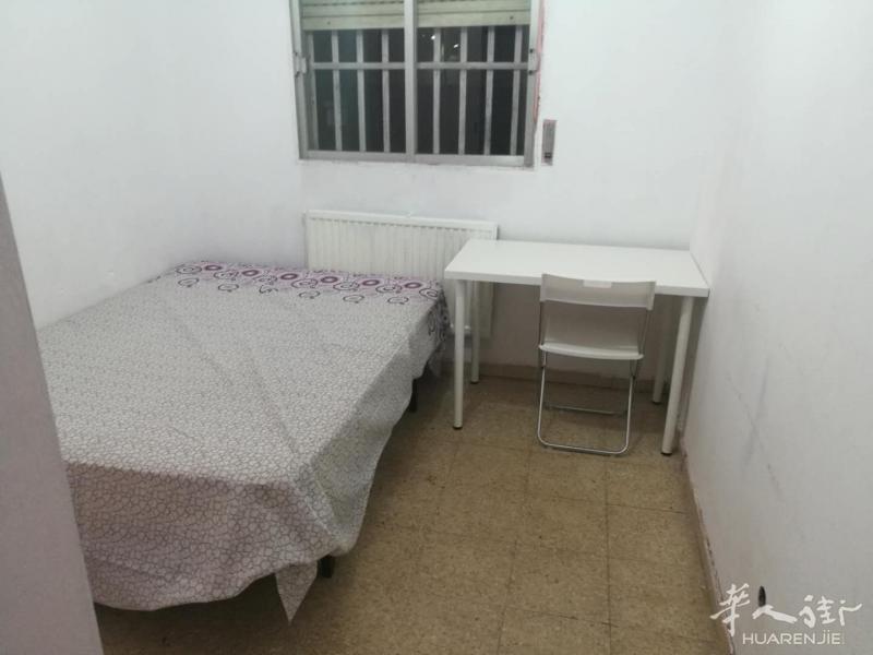 11路地铁口房间出租 双人间300，单人间240