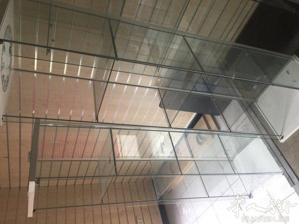 米兰市中心玻璃柜低价出售