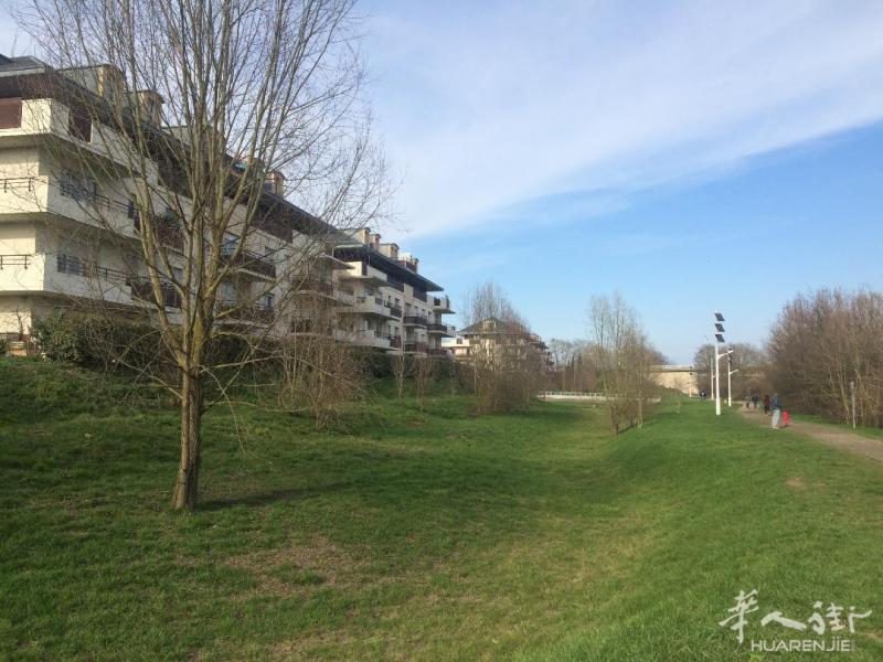 78省 普瓦面Poissy carrieres sous  两房一厅,交通便利,环境幽靜,室內停车可电梯直達公寓,随时可看房,联络:钟太太,0751601421