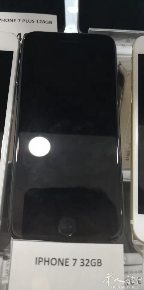 出售苹果7 32 GB 9.5层新 399 六个月保修 有意思请加微信46567