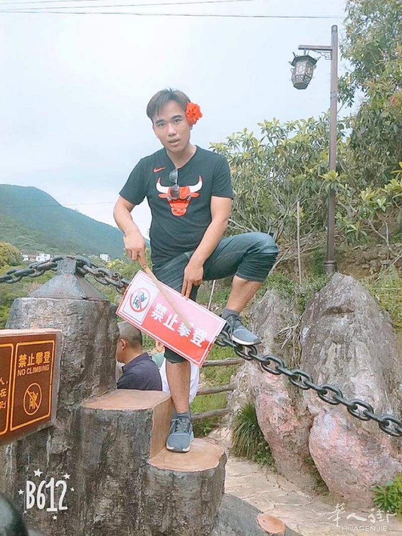 帮朋友证婚 国内几套别墅 国外也有事业 就差一个老