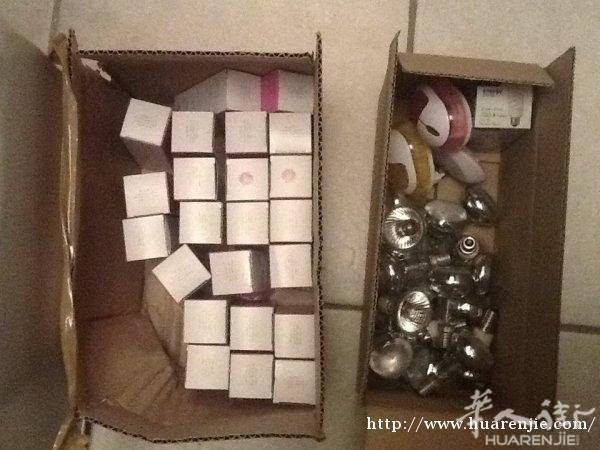 卖小电灯新1粒€2，旧一粒€1，电灯放桌上新€15，打摇机新€10，新汽车枕头4个€12，煮水壶€10