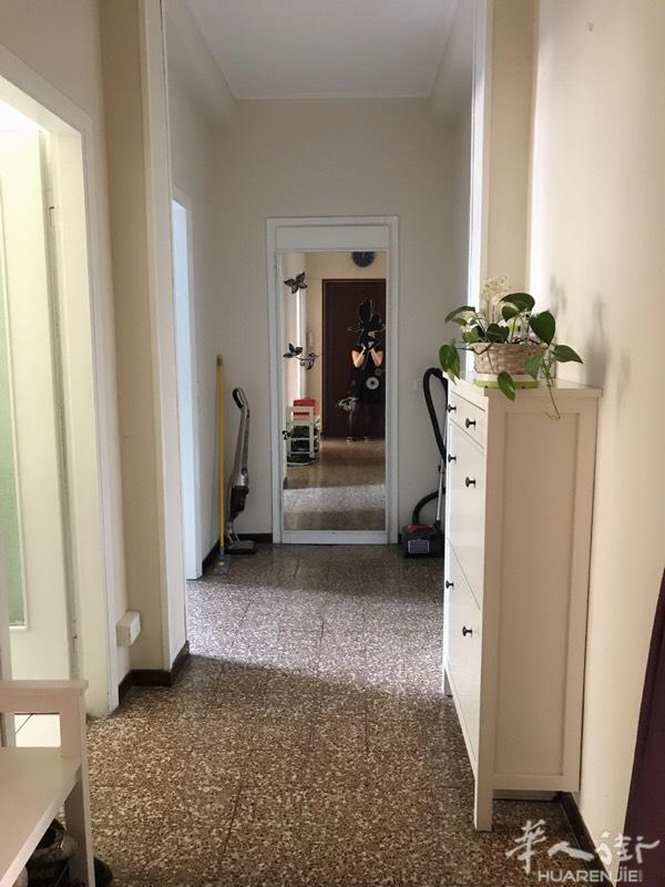 米兰地铁口房子三房。全新装修。房租1900一个月。