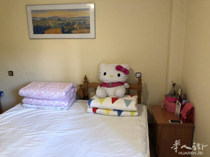 5号线的地铁CAMPAMENTO,单人阳光房出租，有暖气，通风好，安静干净，房间内家具齐全，设施齐全，锅碗瓢盆都有，可以直接拎包入住。联系人：CRISTINA