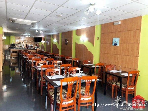 巴塞罗那郊区el vendrell中餐馆急转让 。 本餐馆位置好，生意稳定，适合一家人经营。转让费一万五，带一辆9.5成新的honda一万公里、一辆9.9成新k