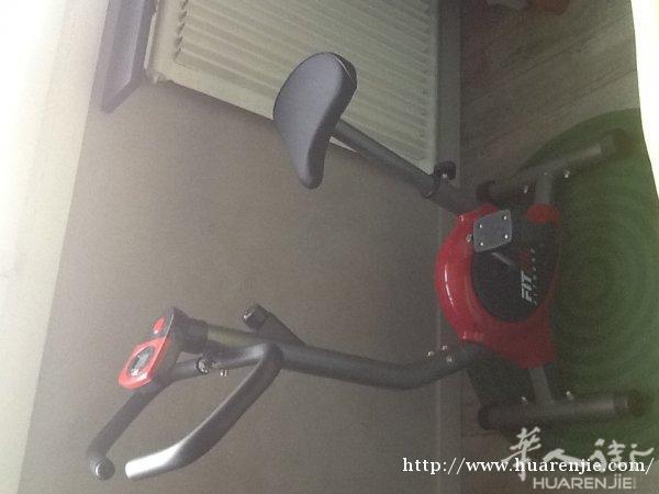 卖运动自行车新的买来€180，现卖€85，因没时间用已上班，运动机和运动气球€25，